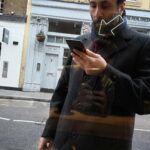 Aziz Kedi Instagram - her şeyin aynı anda vitrinden yansıyışı ve üstüme üşüşüşü. Queen's Theatre, Long Acre