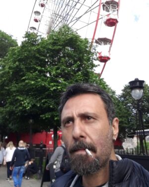 Aziz Kedi Instagram - selam beybiler, nasılsınız? sizi çok sevdiğimi söylemeye geldim. çünkü öpüjem plus seviyesinde sarhoşum. çünkü dün geceden beri aralıksız scotch içiyorum. misal son on dakikadır dönmedolabın adını hatırlamaya çalışıyorum; dönergeç miydi, ferforje miydi, denizaltı mıydı lan bunun adı diye... biraz sonra haggis yemeye gideceğim. umarım efsanelerdeki kadar iğrenç değildir. yiğidin harman, kiltin fayrap olduğu diyardan selamlar.