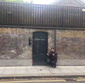 Aziz Kedi Instagram - burası hayatta en sevdiğim insan olan freddie mercury'nin evi. geldim, vazifemi yapıp bir fatiha okudum (bismillah no). #freddiemercury