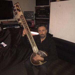 Aziz Kedi Instagram - bağlama, gitar, ud, kanun, cümbüş dersleri verilir (aynı anda)
