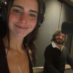 Bárbara de Regil Instagram - GANAMOS ! Puerco Sponk ✨ 3 cosas tengo que decir sobre esto : 1 ✨ que divertido fue darle vida a un rebelde 2 ✨ cargar esta botarga fue un RETO 🥹😤 ( acepto que estando ahí dentro aveces queria llorar , ya no aguantaba , sudaba y las gotas me caían en los ojos y la peor claustro … no podía quitármelas , el pelo se me iba a la cara y no podía quitarlo , me daba comezón jajjaa me pesaba el cuello etc 🧘🏻‍♀️ 3✨lo más divertido es que quien gane es por la creación de personaje , ganarte al público etc y NO SER TU . Así que amo saber que gane sin que sepan que era yo Gracias a todos por amar a este puerco . Vestuario, producción todos Gracias a @ferschoenwald por APOYARME EN TODO Y ESTAR AHÍ SIEMPRE Gracias a @anibalmuratcoach por mis clases de canto a mi que no canto nadaaaa pero logramos cantar . Te quiero mucho Gracias a mi manager @markatalent @karemguedimin por confiar en mi siempre ❤️