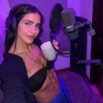 Bárbara de Regil Instagram - GANAMOS ! Puerco Sponk ✨ 3 cosas tengo que decir sobre esto : 1 ✨ que divertido fue darle vida a un rebelde 2 ✨ cargar esta botarga fue un RETO 🥹😤 ( acepto que estando ahí dentro aveces queria llorar , ya no aguantaba , sudaba y las gotas me caían en los ojos y la peor claustro … no podía quitármelas , el pelo se me iba a la cara y no podía quitarlo , me daba comezón jajjaa me pesaba el cuello etc 🧘🏻‍♀️ 3✨lo más divertido es que quien gane es por la creación de personaje , ganarte al público etc y NO SER TU . Así que amo saber que gane sin que sepan que era yo Gracias a todos por amar a este puerco . Vestuario, producción todos Gracias a @ferschoenwald por APOYARME EN TODO Y ESTAR AHÍ SIEMPRE Gracias a @anibalmuratcoach por mis clases de canto a mi que no canto nadaaaa pero logramos cantar . Te quiero mucho Gracias a mi manager @markatalent @karemguedimin por confiar en mi siempre ❤️