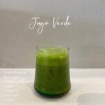 Bárbara de Regil Instagram - No olvides todos los días cuidar tu cuerpo ✨yo se que el Jugo Verde no es tan rico como el de naranja 🍊 PERO el verde 🥒 es muy saludable , yo lo tomo por lo menos 3 veces a la semana 🗓️ Ayuda a tu sistema inmune ✨ Mejora la salud intestinal ✨ esta lleno de fibra y antioxidantes ✨ El Callejón del Beso