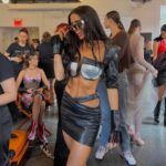 Bárbara de Regil Instagram - Desde que tenías 5 años tenías claro que querías 👗 Eres la mas apasionada por la moda y siempre supe que ibas a empezar con el pie derecho 🍀 Por que eres la más disciplinada …. Mi primer outfit en colaboración con @five.sins pero HECHO y CREADO POR TI … con todo y el rush de la universidad , clases de idiomas , piano … y tiempos - lo hiciste TÚ ♥️🙏🏻 el mío , el tuyo y el de la modelo 🗽♥️ Lo importante no es donde estuviste , ni en donde estas … lo importante es adonde quieres llegar Soy la MÁS orgullosa de ti @marderegil._ y te apoyare siempre para que trabajes en todos tus sueños ♥️ Eres La Niña más talentosa que conozco ♥️ @five.sins @onxsetny @fashionweekonline La ultima foto describe la realidad del cansancio jajajajja pero felices Rockefeller Center - Top of The Rock Observatory Deck