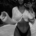 Bárbara de Regil Instagram - Soy yo … para mi 🥥🤍 ( para los que no entienden las paradojas ) Lo que quiero decirte es : SE TU , para ti - Saca tu verdadera esencia . Para TI , para disfrutarte y amarte TAL Y COMO ERES 🤍 mantén tu esencia y cuídala . Se tu 💜 para ti ✨✨✨✨✨✨✨✨✨✨✨ Mi lugar en punta mita @imantaresorts 🌴 Imanta Resorts