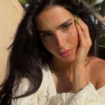 Bárbara de Regil Instagram - Soy yo … para mi 🥥🤍 ( para los que no entienden las paradojas ) Lo que quiero decirte es : SE TU , para ti - Saca tu verdadera esencia . Para TI , para disfrutarte y amarte TAL Y COMO ERES 🤍 mantén tu esencia y cuídala . Se tu 💜 para ti ✨✨✨✨✨✨✨✨✨✨✨ Mi lugar en punta mita @imantaresorts 🌴 Imanta Resorts