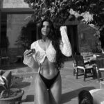 Bárbara de Regil Instagram - Soy yo … para mi 🥥🤍 ( para los que no entienden las paradojas ) Lo que quiero decirte es : SE TU , para ti - Saca tu verdadera esencia . Para TI , para disfrutarte y amarte TAL Y COMO ERES 🤍 mantén tu esencia y cuídala . Se tu 💜 para ti ✨✨✨✨✨✨✨✨✨✨✨ Mi lugar en punta mita @imantaresorts 🌴 Imanta Resorts