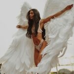 Bárbara de Regil Instagram - HAPPY BIRTHDAY TO ME 🥂 🎁 🎂 AMO MI VIDA 🪽AMO VIVIR 🪽 Estoy muy feliz ! Muy feliz ! 🩷 SOY FELIZ 🥂 Gracias @henryjimenz por mis fotos de cumpleaños TE AMO TANTO desde siempre hermanito
