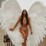 Bárbara de Regil Instagram - HAPPY BIRTHDAY TO ME 🥂 🎁 🎂 AMO MI VIDA 🪽AMO VIVIR 🪽 Estoy muy feliz ! Muy feliz ! 🩷 SOY FELIZ 🥂 Gracias @henryjimenz por mis fotos de cumpleaños TE AMO TANTO desde siempre hermanito