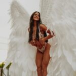 Bárbara de Regil Instagram - HAPPY BIRTHDAY TO ME 🥂 🎁 🎂 AMO MI VIDA 🪽AMO VIVIR 🪽 Estoy muy feliz ! Muy feliz ! 🩷 SOY FELIZ 🥂 Gracias @henryjimenz por mis fotos de cumpleaños TE AMO TANTO desde siempre hermanito