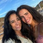 Bárbara de Regil Instagram – Mi mamá : guerrera , despistada , alegre , divertida , intensa , repetitiva , preocupona , amorosa … 
Mi mamá , esa mujer que no cambiaba por nada ni por ninguna . 
Amo y agradezco lo que eres y lo que siempre luchaste por mi y mi hermana 
Feliz día mamita @barbaraalfaror