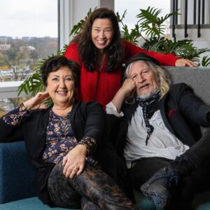 Babben Larsson Instagram - Höstens bokcirkel består av mig, @steffeflum , @forfattarlundstrom och Harry Martinsson så klart! Häng med och läs eller läs om ”Nässlorna blomma”. P1 när helst du vill, nya avsnitt lördagar.