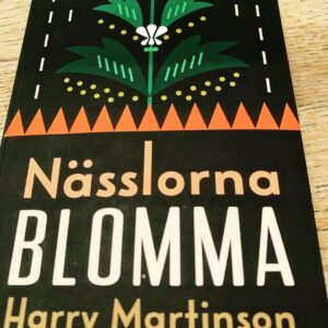 Babben Larsson Instagram - Höstens bokcirkel består av mig, @steffeflum , @forfattarlundstrom och Harry Martinsson så klart! Häng med och läs eller läs om ”Nässlorna blomma”. P1 när helst du vill, nya avsnitt lördagar.