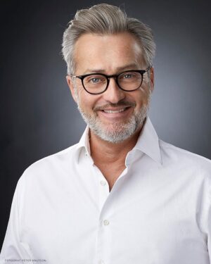 Babben Larsson Instagram - Vill du dansa pardans som salsa, bugg eller foxtrot en hel dag under ledning av självaste Tony Irving?
Eller köpa någon av hans flamboyanta kavajer från Let’s Dance? In och bjud på Stadsbrudskårens auktion. Länk i bio.