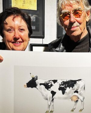 Babben Larsson Instagram - Ett av dom sista exen av Lasse Åbergs omåttligt populära litografi World Cow (se på hennes teckning så ser ni varför) är skänkt av konstnären själv till Stadsbrudskårens auktion nästa måndag. Buda online redan nu! Länk i bio!