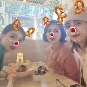 Bae Hyun-jin Instagram - 앱💩손들 ㅋㅋㅋ 웬일로 이쁘게 잘 찍는다 했드니만
얼굴이 소금부자.그럼 그렇지.

토욜 연휴 아침부터 자매님들에게 
정말 맛있는 브런치와 업무과제를 배불리 먹이고 
메리크리스마스🎄해주었습니다

#연중무휴 #배현진의원실 #centre #맛있구만👍