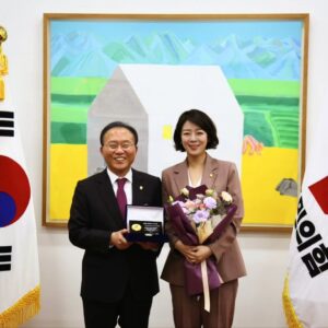 Bae Hyun-jin Instagram - 21대 국회 의정을 마무리하는 이 시기,
후한 평가에 격려의 상까지 또 주셔서 고맙습니다.

감사를 잊지 않고 
더 열심히 일 하겠습니다.

늘 따뜻하게 함께 해주시는 우리 송파의 가족들과
21대 국회의 동료들 ♡ 
고맙습니다. 모두 복 많이 받으세요.