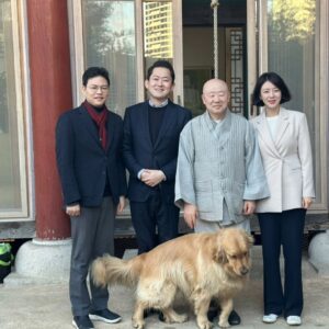 Bae Hyun-jin Instagram - 서울 봉은사 원명 주지 스님께 세배 하러 다녀왔습니다.

봉은사 침수쌍화차로 셋이 오붓하게 분위기도 잡고
큰 스님께 
마음이 맑고 따뜻해지는 격려 말씀도  듣고 왔어요
고맙습니다.♡♡♡

#박정훈 #김성용 #배현진 그리고 겸댕이 #천수🐶
