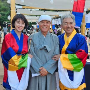 Bae Hyun-jin Instagram - #봉산탈춤다모여라 #제1회축제  #남산에서 

봉산사자와 격렬하게 보낸 낭만달밤🌛

마당극의 대가 김종엽 선생님 
봉산탈춤 보존회 윤기종회장님
그리고 축제홍보대사 배우 손병호님
모두 봉산탈춤의 대가들이신데-

TV로만 뵙던 대배우님들과
멋진 하루 보냈습니다 ♡

#집행위원장 #배현진 #얼쑤 #20년만에장구침