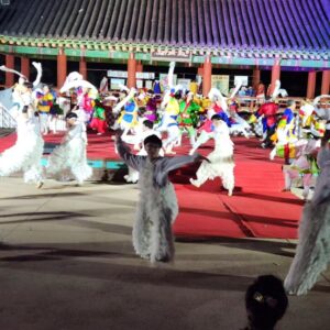 Bae Hyun-jin Instagram - #봉산탈춤다모여라 #제1회축제  #남산에서 

봉산사자와 격렬하게 보낸 낭만달밤🌛

마당극의 대가 김종엽 선생님 
봉산탈춤 보존회 윤기종회장님
그리고 축제홍보대사 배우 손병호님
모두 봉산탈춤의 대가들이신데-

TV로만 뵙던 대배우님들과
멋진 하루 보냈습니다 ♡

#집행위원장 #배현진 #얼쑤 #20년만에장구침