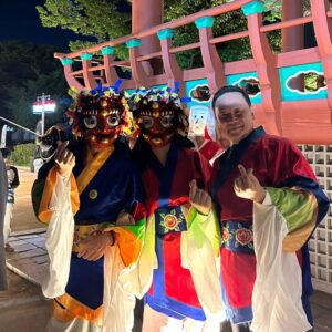 Bae Hyun-jin Instagram - #봉산탈춤다모여라 #제1회축제  #남산에서 

봉산사자와 격렬하게 보낸 낭만달밤🌛

마당극의 대가 김종엽 선생님 
봉산탈춤 보존회 윤기종회장님
그리고 축제홍보대사 배우 손병호님
모두 봉산탈춤의 대가들이신데-

TV로만 뵙던 대배우님들과
멋진 하루 보냈습니다 ♡

#집행위원장 #배현진 #얼쑤 #20년만에장구침