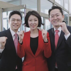 Bae Hyun-jin Instagram - #송파가족 #아자아자 #환영해요 #힘내자💪

젊고 활기차게 ! 내일은 더 멋진 송파♡

#박정훈 전 앵커와 #배현진과 #김성용 전 대통령 행정관과