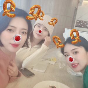 Bae Hyun-jin Instagram - 앱💩손들 ㅋㅋㅋ 웬일로 이쁘게 잘 찍는다 했드니만
얼굴이 소금부자.그럼 그렇지.

토욜 연휴 아침부터 자매님들에게 
정말 맛있는 브런치와 업무과제를 배불리 먹이고 
메리크리스마스🎄해주었습니다

#연중무휴 #배현진의원실 #centre #맛있구만👍