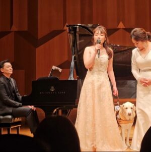 Bae Hyun-jin Instagram - #어둠속의베토벤 #감동콘서트 #김예지 #조이🐶 

난생처음 암전된 공연장
아무것도 보이지 않는 가운데 듣게된 월광,
마이크도 없이 
피아노 소리에 지지않고 부른 
김 의원의 세상이 그대를 속일지라도가
모든 관객의 눈물을 터트려버렸습니다.

그 짧은 시간 객석에 앉은 모두는 
각자의 어떤 날, 어떤 기억을 되짚으며
눈물을 쏟고 용기를 얻고 스스로를 다독였습니다.

진정한 힐링 콘서트를 열어준 
피아니스트 김예지님께 고맙습니다.