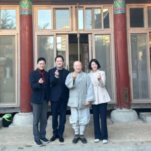 Bae Hyun-jin Instagram - 서울 봉은사 원명 주지 스님께 세배 하러 다녀왔습니다.

봉은사 침수쌍화차로 셋이 오붓하게 분위기도 잡고
큰 스님께 
마음이 맑고 따뜻해지는 격려 말씀도  듣고 왔어요
고맙습니다.♡♡♡

#박정훈 #김성용 #배현진 그리고 겸댕이 #천수🐶