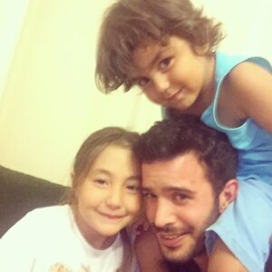 Barış Arduç Instagram - Uras'ımın doğumgününü kutladık. Sağımda da dünyanın en güzel ablası.. Güzeliz be babası @urasvuralardic :)