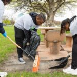 Barack Obama Instagram – Chicago knows how to show up! Thanks to all the volunteers who helped the @ObamaFoundation clean up Rainbow Beach, Washington Park, and Jackson Park—the future home of the Obama Presidential Center—for Earth Day.

It’s great to see folks from the community, Obama Foundation staff and their families, and young people from @MBK_Alliance and @GirlsOpportunityAlliance come together to give back to our community.