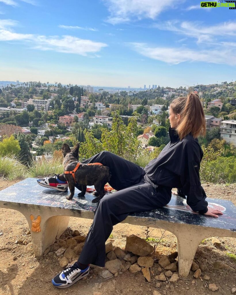 Barbara Palvin Instagram - Sunny Friday hikes are the best way to kick off the weekend ☀️ ☀️ @alo @dylansprouse