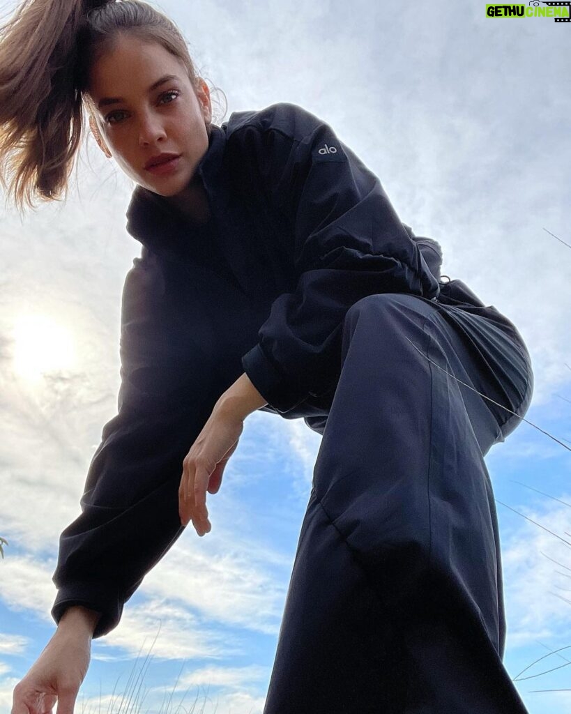 Barbara Palvin Instagram - Sunny Friday hikes are the best way to kick off the weekend ☀️ ☀️ @alo @dylansprouse