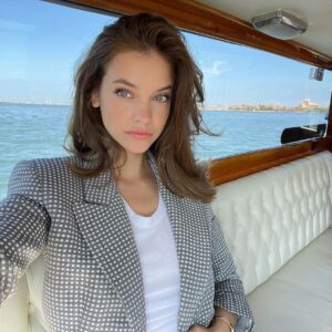 Barbara Palvin Instagram - A magical day in Venice! Coming soon @armanibeauty 🤎 #armanilipPower #armanibeautystars