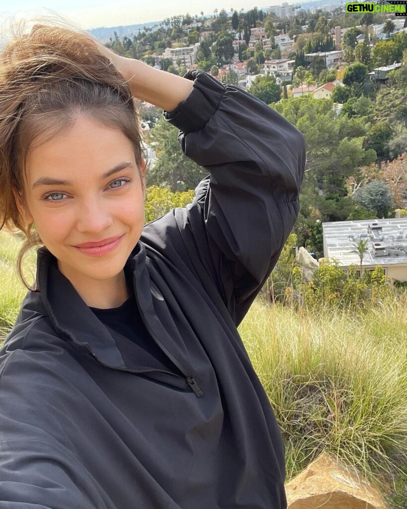 Barbara Palvin Instagram - Sunny Friday hikes are the best way to kick off the weekend ☀️ ☀️ @alo @dylansprouse