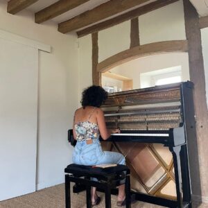Barbara Pravi Instagram - Tina turner en vacances 
🤹🏻‍♀️