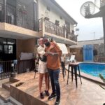 Barbara Pravi Instagram - Oh - la- la Kinshasa 🇨🇩 J’ai tout aimé. La folie désorganisée de la ville, la poussière, le ciel bas, les couleurs, l’hospitalité, la joie, la vie. Aux amis de Bandal, aux temboooo et aux découvertes humaines dingues grâce à @chris_mbala_batista et @ferregola_lepadre ❤️‍🔥 Voir un peuple aussi attaché à son pays, la ferveur, la chaleur, les sourires, la bonté. Chanter « Lève toi », devant vous au stade des Martyrs, voir le Président se lever, le bruit de la foule qui arrache le cœur, participer à cette connexion entre nous tous, humains, frères, sœurs, unis. Wouah. La puissance du délire. En écrivant cette chanson, jamais je n’aurai pu imaginer qu’elle me mène aussi loin de ma maison. Et pourtant ce message a une vocation universelle. Liberté, liberté, liberté ! J’espère que je reviendrais chanter pour vous. En tout cas, si vous me réinvitez je serai au rendez vous. Merci na bino, longonia, merci merci merci. Na lingui bino Ma kasi ! Merci @jeuxdelafrancophonie , merci les équipes techniques du feu de Dieu, merci Chris qui a veillé sur nous, merci @elodie_papillon_filleul best chauffeuse de salle. KINSHASA LA BELLE ♥️🇨🇩 Stade des Martyrs