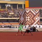 Barbara Pravi Instagram - Oh - la- la Kinshasa 🇨🇩 J’ai tout aimé. La folie désorganisée de la ville, la poussière, le ciel bas, les couleurs, l’hospitalité, la joie, la vie. Aux amis de Bandal, aux temboooo et aux découvertes humaines dingues grâce à @chris_mbala_batista et @ferregola_lepadre ❤️‍🔥 Voir un peuple aussi attaché à son pays, la ferveur, la chaleur, les sourires, la bonté. Chanter « Lève toi », devant vous au stade des Martyrs, voir le Président se lever, le bruit de la foule qui arrache le cœur, participer à cette connexion entre nous tous, humains, frères, sœurs, unis. Wouah. La puissance du délire. En écrivant cette chanson, jamais je n’aurai pu imaginer qu’elle me mène aussi loin de ma maison. Et pourtant ce message a une vocation universelle. Liberté, liberté, liberté ! J’espère que je reviendrais chanter pour vous. En tout cas, si vous me réinvitez je serai au rendez vous. Merci na bino, longonia, merci merci merci. Na lingui bino Ma kasi ! Merci @jeuxdelafrancophonie , merci les équipes techniques du feu de Dieu, merci Chris qui a veillé sur nous, merci @elodie_papillon_filleul best chauffeuse de salle. KINSHASA LA BELLE ♥️🇨🇩 Stade des Martyrs