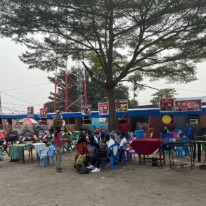Barbara Pravi Instagram - Oh - la- la Kinshasa 🇨🇩
J’ai tout aimé. La folie désorganisée de la ville, la poussière, le ciel bas, les couleurs, l’hospitalité, la joie, la vie. Aux amis de Bandal, aux temboooo et aux découvertes humaines dingues grâce à @chris_mbala_batista et @ferregola_lepadre ❤️‍🔥
Voir un peuple aussi attaché à son pays, la ferveur, la chaleur, les sourires, la bonté.

Chanter « Lève toi », devant vous au stade des Martyrs, voir le Président se lever, le bruit de la foule qui arrache le cœur, participer à cette connexion entre nous tous, humains, frères, sœurs, unis. Wouah. La puissance du délire. 
En écrivant cette chanson, jamais je n’aurai pu imaginer qu’elle me mène aussi loin de ma maison. Et pourtant ce message a une vocation universelle. Liberté, liberté, liberté ! 

J’espère que je reviendrais chanter pour vous.
En tout cas, si vous me réinvitez je serai au rendez vous.
Merci na bino, longonia, merci merci merci. 
Na lingui bino Ma kasi ! 

Merci @jeuxdelafrancophonie , merci les équipes techniques du feu de Dieu, merci Chris qui a veillé sur nous, merci @elodie_papillon_filleul best chauffeuse de salle.
KINSHASA LA BELLE ♥️🇨🇩