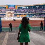 Barbara Pravi Instagram - Oh - la- la Kinshasa 🇨🇩 J’ai tout aimé. La folie désorganisée de la ville, la poussière, le ciel bas, les couleurs, l’hospitalité, la joie, la vie. Aux amis de Bandal, aux temboooo et aux découvertes humaines dingues grâce à @chris_mbala_batista et @ferregola_lepadre ❤️‍🔥 Voir un peuple aussi attaché à son pays, la ferveur, la chaleur, les sourires, la bonté. Chanter « Lève toi », devant vous au stade des Martyrs, voir le Président se lever, le bruit de la foule qui arrache le cœur, participer à cette connexion entre nous tous, humains, frères, sœurs, unis. Wouah. La puissance du délire. En écrivant cette chanson, jamais je n’aurai pu imaginer qu’elle me mène aussi loin de ma maison. Et pourtant ce message a une vocation universelle. Liberté, liberté, liberté ! J’espère que je reviendrais chanter pour vous. En tout cas, si vous me réinvitez je serai au rendez vous. Merci na bino, longonia, merci merci merci. Na lingui bino Ma kasi ! Merci @jeuxdelafrancophonie , merci les équipes techniques du feu de Dieu, merci Chris qui a veillé sur nous, merci @elodie_papillon_filleul best chauffeuse de salle. KINSHASA LA BELLE ♥️🇨🇩 Stade des Martyrs