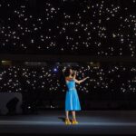 Barbara Pravi Instagram - Oh - la- la Kinshasa 🇨🇩 J’ai tout aimé. La folie désorganisée de la ville, la poussière, le ciel bas, les couleurs, l’hospitalité, la joie, la vie. Aux amis de Bandal, aux temboooo et aux découvertes humaines dingues grâce à @chris_mbala_batista et @ferregola_lepadre ❤️‍🔥 Voir un peuple aussi attaché à son pays, la ferveur, la chaleur, les sourires, la bonté. Chanter « Lève toi », devant vous au stade des Martyrs, voir le Président se lever, le bruit de la foule qui arrache le cœur, participer à cette connexion entre nous tous, humains, frères, sœurs, unis. Wouah. La puissance du délire. En écrivant cette chanson, jamais je n’aurai pu imaginer qu’elle me mène aussi loin de ma maison. Et pourtant ce message a une vocation universelle. Liberté, liberté, liberté ! J’espère que je reviendrais chanter pour vous. En tout cas, si vous me réinvitez je serai au rendez vous. Merci na bino, longonia, merci merci merci. Na lingui bino Ma kasi ! Merci @jeuxdelafrancophonie , merci les équipes techniques du feu de Dieu, merci Chris qui a veillé sur nous, merci @elodie_papillon_filleul best chauffeuse de salle. KINSHASA LA BELLE ♥️🇨🇩 Stade des Martyrs