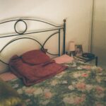 Barbara Pravi Instagram - Il y a quelques semaines je suis allée 24h chez Deda, dans le sud, la ou j’ai passé tous mes étés gamine. Il a eu 90 ans en juin le vieux. Avec mon petit appareil j’ai essayé de prendre en photo tous les objets que j’ai vu quotidiennement dans son appartement et aux alentours. D’un carreau vert de sa cuisine un peu vieillotte, au studio dans lequel on passait nos mois d’août avec mes parents et ma sœur, a dormir sur le sol, sur des matelas vieux comme le monde, mais tellement confortables d’avoir accueilli des milliers de repos. Je voulais pouvoir me souvenir toute ma vie des détails qui habitent tant notre champs de vision quotidien qu’on ne les voit même plus. La couleur d’un drap. D’un coussin. D’un mur. Les objets toujours à la même place. Ce sont eux qui finiront par embaumer mes souvenirs. Voici un tout petit peu de ces quelques photos-mémoire Saint-Raphael, en ce temps là Les journées semblaient éternelles ✨