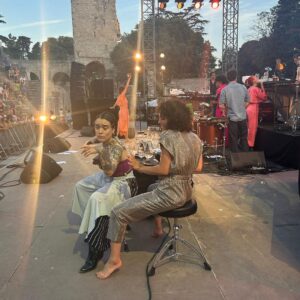 Barbara Pravi Instagram - Life lately ☀️✨
1. Enfant sur canapé par @seuil974 
2. Ma vie dans les trains : special guest Myriam Abel 
3. Ma vie dans les trains: solitude 
4. Couscous party à 8h du matin
5. Ultra chéries 
6. Ma vie dans les trains: recueillement 
7. Enfants en répétitions
8. Les choristes 
9. Faut vraiment que j’apprenne à danser 
10. Mais vraiment.