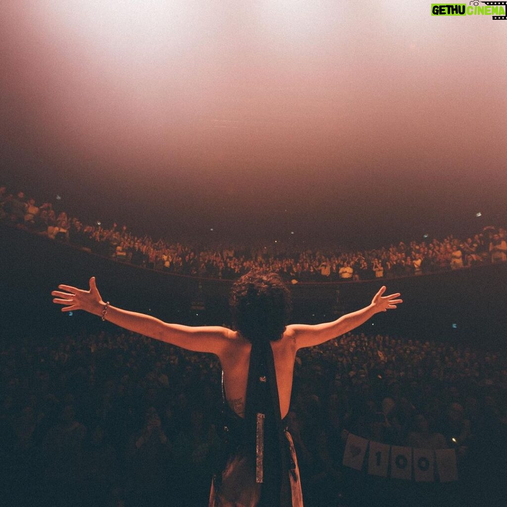 Barbara Pravi Instagram - L’Olympia c’était il y a un an déjà Et si on remettait ça bientôt ? ❤️‍🔥 ⛓️ @vertigoproduction @laurag_photo