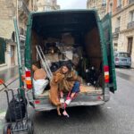 Barbara Pravi Instagram - Life lately dans mon appareil, sauf la première dans celui de @louislepron 🌹🍃 Des loges, un gardiennage de camion, un sixième étage sans ascenseur, Pepita, le soleil, bravo, des nouvelles chansons… la vie. Vous êtes désormais plus d’1,9 millions à m’écouter chaque mois, c’est une folie furieuse. De l’amour toujours renouvelé. Merci 🍃🌹 bon dimanche et un petit bout bancal d’une prière en last slide Je voudrai un jour Me transformer en arbre En olivier Je veillerai autour De moi comme font les arbres En majesté Au milieu d’un jardin Je regarderai les saisons Changer le paysage Creuser les visages Des filles et des garçons Oh Je serai un piliers Une habitude, une amie Quand ça n’ira pas bien Tout contre mon tronc On viendra pleurer J’entourerai vos corps Dans mes branches murailles Pour les soigner Et mes feuilles d’or Serviront de chandail De bouclier Au milieu de mon jardin Je regarderai les saisons Changer le paysage Creuser les visages Des filles et des garçons Oh Je serai un piliers Une habitude, une amie Quand ça n’ira pas bien Tout contre mon tronc On viendra pleurer