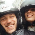 Barbara Pravi Instagram - Life lately dans mon appareil, sauf la première dans celui de @louislepron 🌹🍃 Des loges, un gardiennage de camion, un sixième étage sans ascenseur, Pepita, le soleil, bravo, des nouvelles chansons… la vie. Vous êtes désormais plus d’1,9 millions à m’écouter chaque mois, c’est une folie furieuse. De l’amour toujours renouvelé. Merci 🍃🌹 bon dimanche et un petit bout bancal d’une prière en last slide Je voudrai un jour Me transformer en arbre En olivier Je veillerai autour De moi comme font les arbres En majesté Au milieu d’un jardin Je regarderai les saisons Changer le paysage Creuser les visages Des filles et des garçons Oh Je serai un piliers Une habitude, une amie Quand ça n’ira pas bien Tout contre mon tronc On viendra pleurer J’entourerai vos corps Dans mes branches murailles Pour les soigner Et mes feuilles d’or Serviront de chandail De bouclier Au milieu de mon jardin Je regarderai les saisons Changer le paysage Creuser les visages Des filles et des garçons Oh Je serai un piliers Une habitude, une amie Quand ça n’ira pas bien Tout contre mon tronc On viendra pleurer