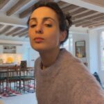 Barbara Pravi Instagram - Life lately dans mon appareil, sauf la première dans celui de @louislepron 🌹🍃 Des loges, un gardiennage de camion, un sixième étage sans ascenseur, Pepita, le soleil, bravo, des nouvelles chansons… la vie. Vous êtes désormais plus d’1,9 millions à m’écouter chaque mois, c’est une folie furieuse. De l’amour toujours renouvelé. Merci 🍃🌹 bon dimanche et un petit bout bancal d’une prière en last slide Je voudrai un jour Me transformer en arbre En olivier Je veillerai autour De moi comme font les arbres En majesté Au milieu d’un jardin Je regarderai les saisons Changer le paysage Creuser les visages Des filles et des garçons Oh Je serai un piliers Une habitude, une amie Quand ça n’ira pas bien Tout contre mon tronc On viendra pleurer J’entourerai vos corps Dans mes branches murailles Pour les soigner Et mes feuilles d’or Serviront de chandail De bouclier Au milieu de mon jardin Je regarderai les saisons Changer le paysage Creuser les visages Des filles et des garçons Oh Je serai un piliers Une habitude, une amie Quand ça n’ira pas bien Tout contre mon tronc On viendra pleurer