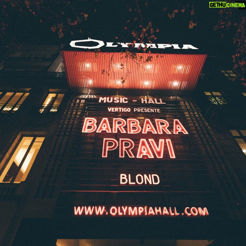 Barbara Pravi Instagram - L’Olympia c’était il y a un an déjà Et si on remettait ça bientôt ? ❤️‍🔥 ⛓️ @vertigoproduction @laurag_photo