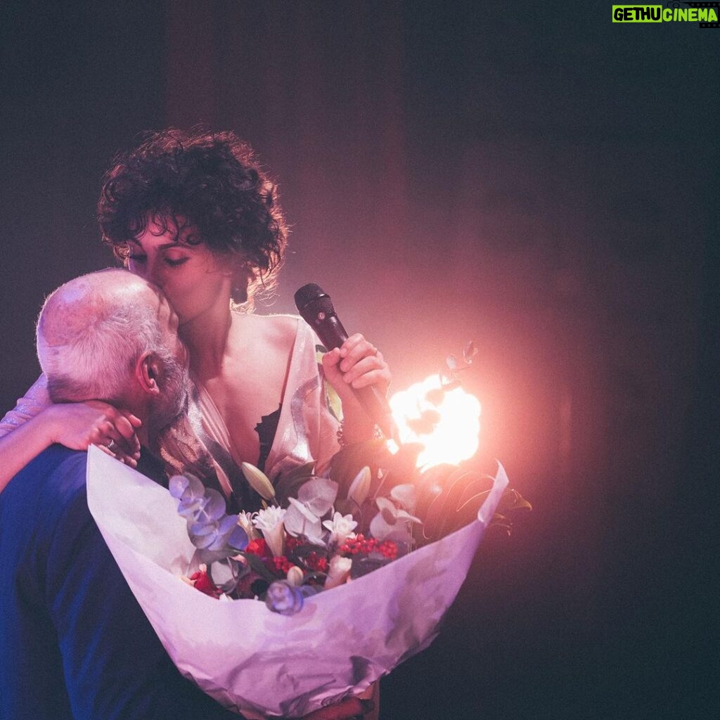 Barbara Pravi Instagram - L’Olympia c’était il y a un an déjà Et si on remettait ça bientôt ? ❤️‍🔥 ⛓️ @vertigoproduction @laurag_photo