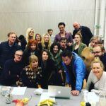 Bartosz Gelner Instagram - Wspólne granie z komputerem w szachy. #nowyteatr#warlikowski#hanochlevin#wyjezdzamy #first#rehearsal Nowy Teatr